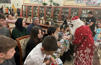 Около 200 детей с инвалидностью получили подарки от меценатов в Кизляре и одноименном районе