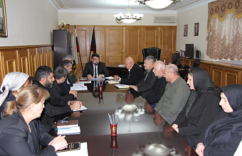 Глава Избербаша передал ордена Мужества родным погибших участников СВО