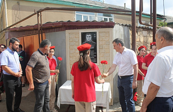 В День Государственного флага в Сулейман-Стальском районе увековечили память Героя России
