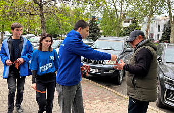 В Дагестане молодогвардейцы раздали символ воинской славы жителям и гостям республики
