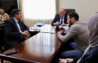 Абдулмуслим Абдулмуслимов провел личный прием граждан в Махачкале