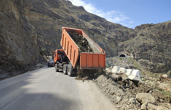В двух районах Дагестана продолжается расчистка дорог от оползней и селевых потоков