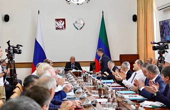 Абдулмуслим Абдулмуслимов проводит плановое заседание Правительства Дагестана