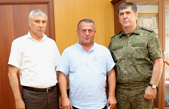 Аким Микиров передал государственные награды семьям героев, погибших в ходе СВО