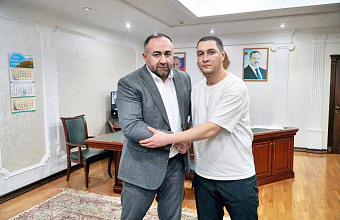 Глава Минсельхозпрода РД встретился с участвующим в СВО работником заводской конюшни «Дагестанская»