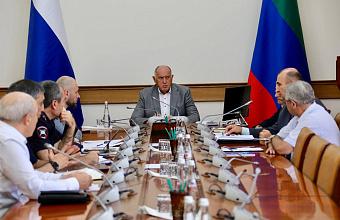 Продолжается подготовка к переустройству под 4 полосы дороги в районе ж/д переезда в поселке Тюбе