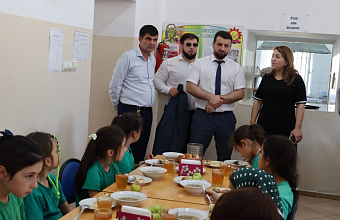 Единороссы Избербаша посетили пришкольные лагеря города