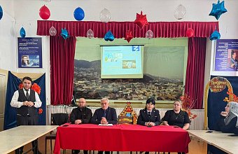 Представители Минобрнауки РД встретились с педколлективом и родительской общественностью поселка Тарки