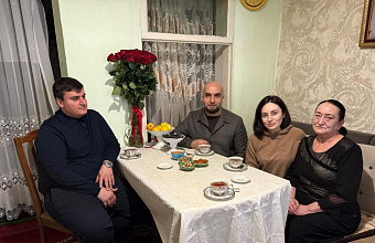 Министр природных ресурсов и экологии РД Ратмир Расулов навестил маму участника СВО