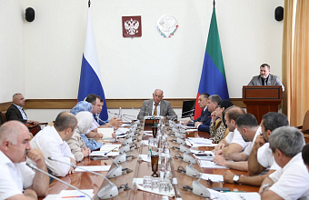 Абдулмуслим Абдулмуслимов встретился с главврачами медучреждений, имеющих крупные задолженности
