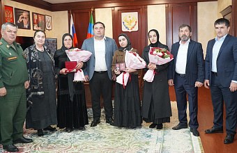 Глава Хасавюртовского района передал награды семьям погибших бойцов СВО