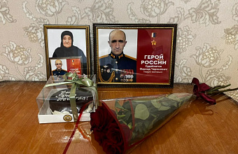 В Каспийске представители соцслужбы Минтруда РД посетили семью Героя РФ Фархада Худайнатова