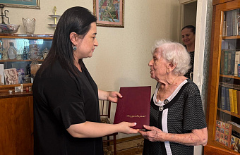 Труженицу тыла Эльзу Кузнецову поздравили с 99-летием от имени мэра Кизляра