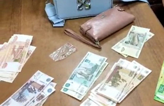 Кражу сумки с деньгами и драгоценностями раскрыли транспортные полицейские в Дербенте