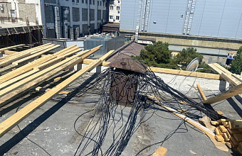 Подрядчики смонтировали основание и конструкцию новых кровель в четырех домах Махачкалы