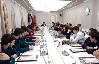 Джамбулат Салавов поблагодарил волонтеров и благотворительные фонды за вклад в безопасность Махачкалы