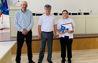 В Гунибском районе выпускникам школ вручили медали «За особые успехи в учении»
