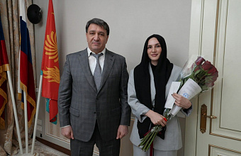 Джамбулат Салавов передал ключи от квартир детям-сиротам