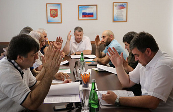 Власти Кизляра выплатят участвующим в СВО контрактникам по 100 тысяч рублей