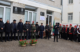 В школах Избербаша открыли мемориальные доски погибшим участникам СВО