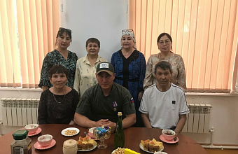 Коллектив газеты «Голос степи» встретился с участником СВО Камилем Атангуловым