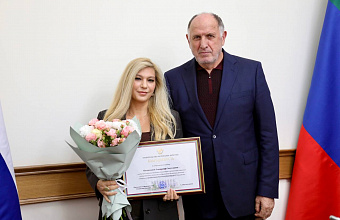 Абдулмуслим Абдулмуслимов провёл торжественную церемонию награждения жителей республики