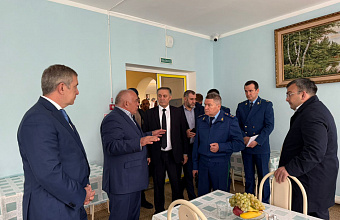 Руководство Дагестана поздравило пожилых людей в доме-интернате «Ветеран»