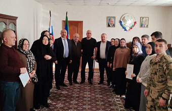 В Кумторкалинском районе родственникам ветеранов СВО вручили документы на земельные участки