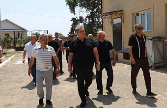 Глава Дербентского района проинспектировал ход работ по благоустройству Нюгдинской СОШ