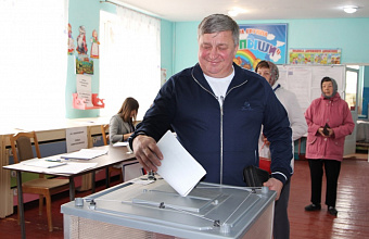 Участник СВО Сергей Иноземцев, потерявший ногу, решил голосовать на избирательном участке