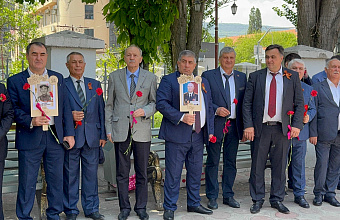 В Гамзатовском университете прошла акция Знамя Победы и шествие Бессмертного полка