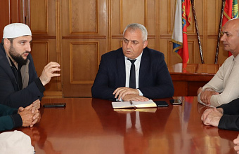 Глава Гергебильского района Магомедали Тагиров встретился с представителями духовенства района