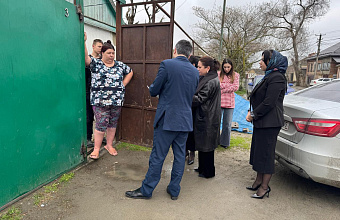 Замминистра труда РД Абдулкерим Абдуллаев посетил семью из Кизляра, находящуюся в трудном социальном положении