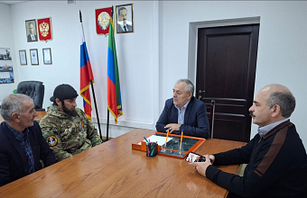 Глава Рутульского района РД встретился с участником СВО из села Цахур Сакитом Камазовым