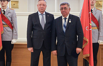 Губернатор Санкт Петербурга вручил представителю Дагестана Гасану Гасанову почетный знак