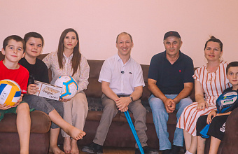 Депутат Гасан Османов навестил многодетную семью участника СВО