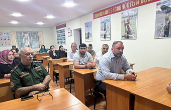 Специалисты ЦЗН Хасавюртовского района рассказали безработным о военной службе по контракту