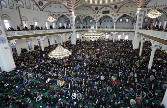 Имамы мечетей Махачкалы на пятничной молитве призвали молодежь не поддаваться на провокации