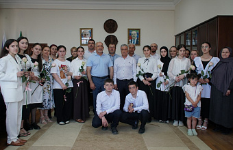 В Дахадаевском районе глава чествовал выпускников-отличников 2025 года