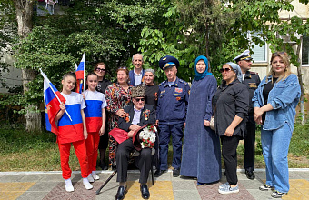 Акцию «Парад Победы» провели в Каспийске у дома ветерана Великой Отечественной войны