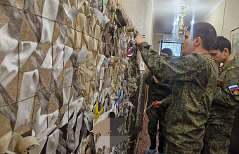 Курсанты Военного учебного центра ДГТУ плетут маскировочные сети для бойцов СВО
