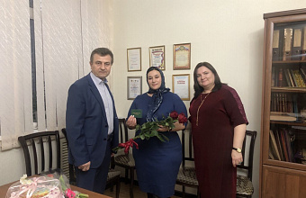 Многодетная мать из Избербаша получила удостоверение ветерана труда