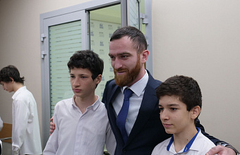 Герой России Темирлан Абуталимов встретился с авторами патриотического проекта «Письма на фронт»