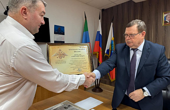 Мэр Кизляра был отмечен Благодарственным письмом за гуманитарную поддержку