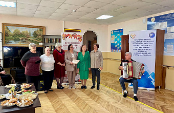 Более 100 пожилых махачкалинцев получили подарки ко Дню пожилого человека