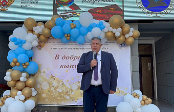 Выпускникам ДГПУ торжественно вручили красные дипломы