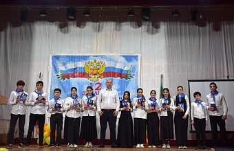 Торжественное вручение паспортов школьникам прошло в Кайтагском районе в День Конституции