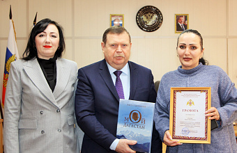 Мэр Кизляра вручил награду учительнице за оказание помощи бойцам на СВО