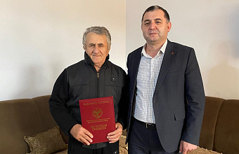 Глава Хасавюртовского района наградил Почетной грамотой артиста Латипа Шаипова