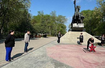 В Кизляре прошла патриотическая акция по уборке мемориального комплекса в рамках Международного субботника